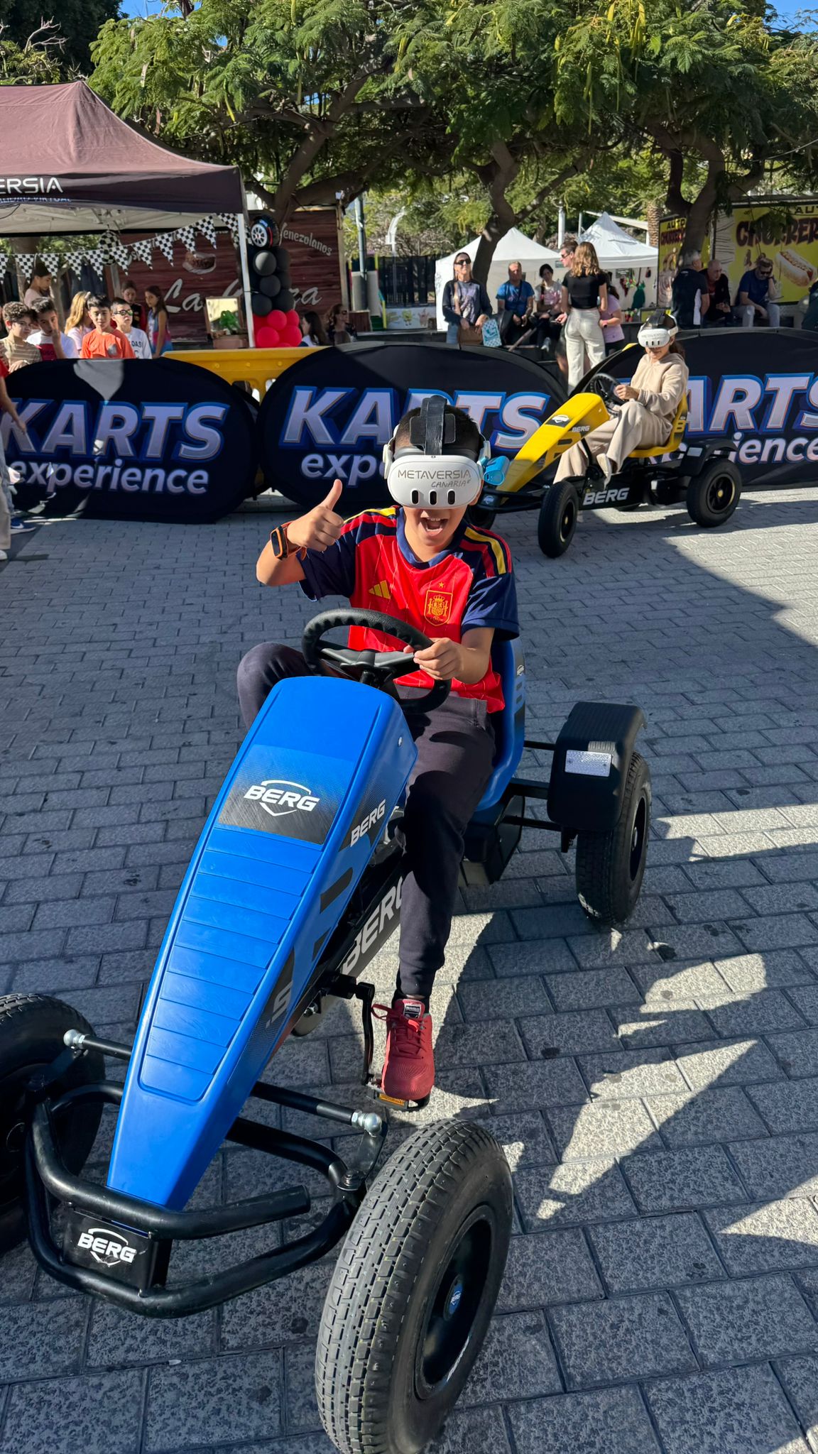Participante conduciendo un kart con gafas de realidad virtual